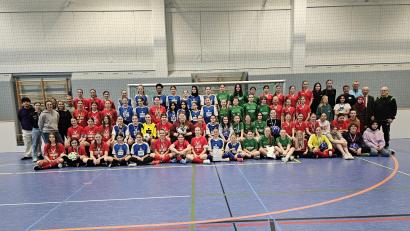 Bild: khg
Die Teams der Hallenfußball-Landkreismeisterschaft der Mädchen der fünften bis neunten Klassen.