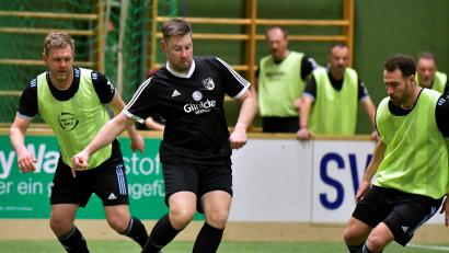 Bild: Hubert Ziegler
Szene aus der Begegnung zwischen dem SV Kauerhof (Mitte) und den Allstars des 1. FC Nürnberg (gelbe Trikots) mit Ex-Bundesligaspieler Andreas Wolf (links).