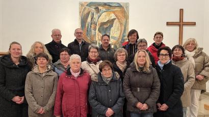 Bild: Luzia Söllner/exb
Der Chor ProDeo unter der Leitung von Prädikantin Gertraud Burkhardt (hinten rechts) gestaltete die Andacht musikalisch. Robert Baier (hinten, Zweiter von rechts) und Gabi Zaus (zweite Reihe, Zweite von rechts) koordinieren die Gebete. Pfarrerin Friederike Steiner (zweite Reihe, Dritte von links) gestaltete das 50. Friedensgebet inhaltlich.