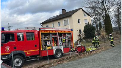 Bild: Feuerwehr Oberwildenau
Die Feuerwehren Neudorf und Oberwildenau rückten am Montag mit 18 Einsatzkräften zu einem Wohnungsbrand in Oberwildenau aus.
