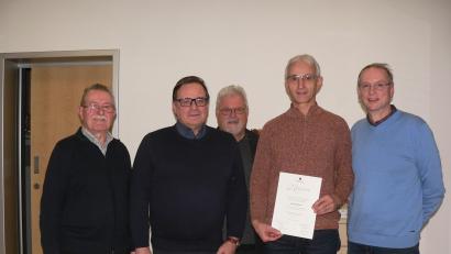 Bild: mh
Georg Schlosser erhielt eine Urkunde für 40 Jahre Treue zu Kolping. Es gratulierten Wolfgang Eimer, Hans-Georg Birkmüller, Pfarrer Arnold Pirner und Johannes Käs (von links).