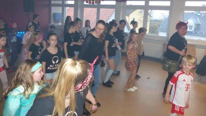 Bild: hme
Egal, ob als Fußballer oder Prinzessin verkleidet: Die kleinen Faschingsfans in Neudorf lassen sich von DJ Lui und seinen Tanzgirls mitreißen.