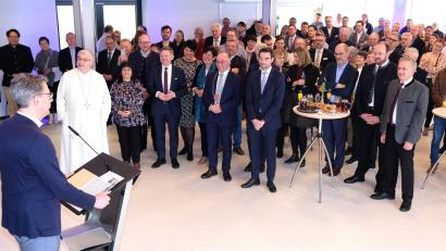 Bild: do
Speinshart ist ein Ort der Begegnung. Dazu gehört der alljährliche gemeinsame Lichtmessempfang der Gemeinde und des Klosters. Mit Wissenschaftsminister Markus Blume (links) als Festredner stellte Bürgermeister Albert Nickl einen großen Förderer Speinsharter Zukunftspläne vor.
