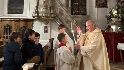 Bild: Hans Schrembs/exb
Pfarrer i.R. Helmut Süß spendete den Gläubigen in Waldeck den Blasiussegen, allen voran den Ministranten und den Kommunionkindern.