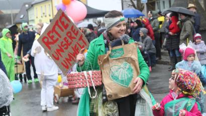 Archivbild: wrt
Die Gruppen, die beim Neuhauser Faschingszug mitziehen, beweisen immer viel Fantasie und Kreativität beim Umsetzen von Kostümierungen und Themen. Am 13. Februar sind im Ort wieder die Narren los.