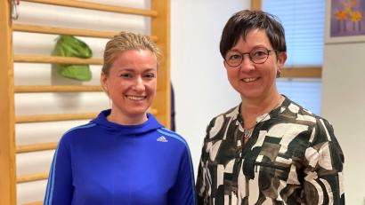 Bild: Mariella Kramer/exb
Physiotherapeutin Sandra Heldmann (links) freute sich sehr über die Spende, die Karin Wittmann (rechts) stellvertretend für die Kürmreuther Vereine überreichte.
