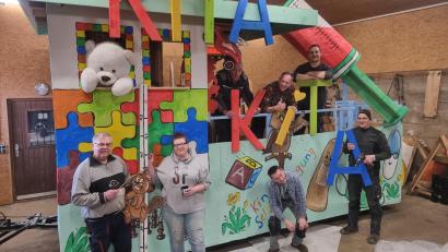 Bild: Alexander Hübner/exb
Weit fortgeschritten sind die Vorbereitungen Wagenbau auf den Münchenreuther Faschingszug am Faschingsdienstag, 13. Februar. Hier ein Team des Schlüsselclubs mit dem diesjährigen "Kinderwagen".