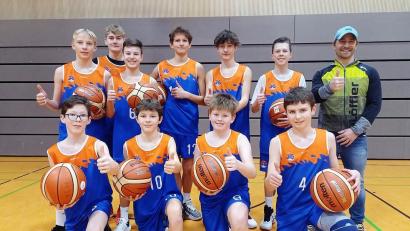 Bild: Barbara Meier/exb
Das Basketball-Team aus Nabburg: (hinten von links) Luis Bodensteiner, Paul Meller, Jonas Schwarz, Jonathan Bock, Fabian Zeitler, Sebastian Stümpfl und Betreuer Wolfgang Malzer; (vorne von links) Matthias Plößl, Julius Brunner, Johannes Ott und Vincent Riedl.