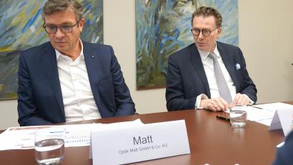 Bild: jut
Blick nach untern: Präsident Michael Matt (links) und Hauptgeschäftsführer Jürgen Helmes von der IHK Regensburg für Oberpfalz/Kelheim sprechen über die schlechte Stimmung in der Oberpfälzer Wirtschaft.