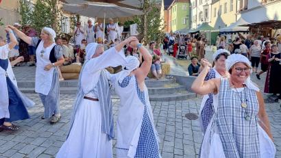 Archivbild: Götz
Der Mittelalterliche Markt ist ein Markenzeichen für die Stadt Nabburg. Zu seinen prägenden Gesichtern gehört die Gruppe der Waschfrauen.