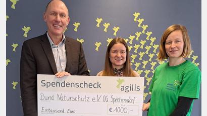 Bild: Agilis/exb
Dr. Axel Hennighausen übergab den Scheck an Romy Christl (Gemeinde Speichersdorf) und BUND-Kindergruppenleiterin Verena Porsch (von links).