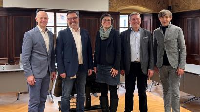 Bild: Elisabeth Voit, Stadt Auerbach/exb
Die Vorsitzenden im Netzwerk Schule-Wirtschaft, (von links) Christoph Kasseckert und Markus Dörig, mit Geschäftsführerin Lisa Distler sowie den Bürgermeistern Joachim Neuß (Auerbach) und Wolfgang Nierhoff (Pegnitz).