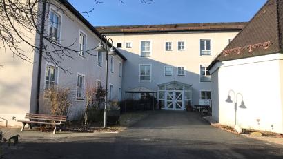 Symbolbild: e
Das BRK Seniorenheim Vilseck soll einem Neubau Platz machen. Die Landesstiftung gibt für die Pläne Geld hinzu.