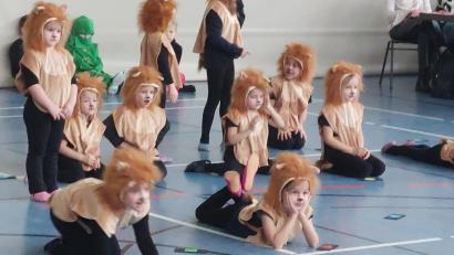 Bild: Kurt Giehl/exb
Die Löwengruppe des TSV Reuth tritt in Windischeschenbach auf.