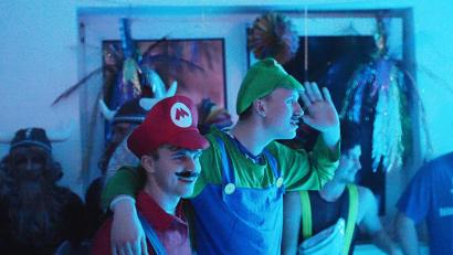 Bild: lum
Bei der Kostümprämierung beim Fasching in Wildenreuth buhlen Mario und Luigi um den Applaus des Publikums.