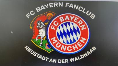 Bild: phs
Der Stadtrat von Neustadt/WN lehnt diesen Entwurf für ein neues Logo des örtlichen FC-Bayern-Fanclubs mehrheitlich ab. Die meisten Stadträte bemängeln, dass darauf das Stadtwappen nur zur Hälfte abgebildet ist.