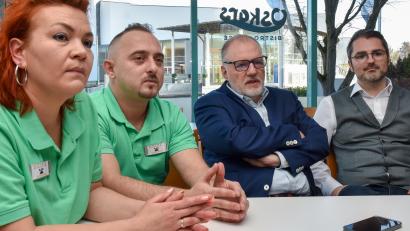 Bild: Stephan Huber
Die Lücke war nur kurz, jetzt hat die Gastronomie im Amberger Kurfürstenbad neue Pächter. Im Bild von links: Nailâ und Ilmi Hasanov, Stadtwerke-Geschäftsführer Frank Backowies und Bäderleiter Michael Gaisa.