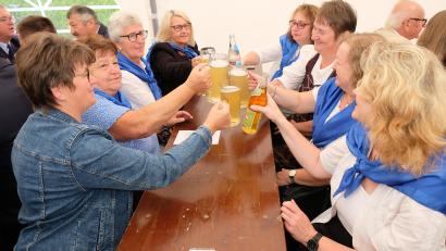Archivbild: do
Die Feierlaune bei Vereinsfesten darf nicht an fehlenden Biertischgarnituren scheitern, sagte sich der Vorbacher Gemeinderat und beschließt den Kauf von 60 Tischen mit 120 Sitzbänken in Brauereiqualität.