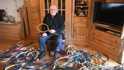 Bild: Gabi Schönberger
Günther Kulzer aus Neustadt/WN inmitten seiner Tennisschlägersammlung.