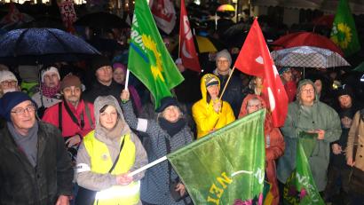 Bild: Hirsch
Mit Fahnen und Transparenten demonstrieren am Mittwoch auf dem Schwandorfer Marktplatz rund 500 Menschen gegen Hass und Ausgrenzung.