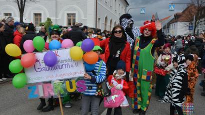 Archivbild: jr
Der 15. Mitterteicher Gaudiwurm zieht am Samstag, 10. Februar, durch die Straßen. Mit dabei sein werden auch wieder die Kinder- und Jugendgarden des Gaudiwurm-Vereins, so wie hier auf dem Archivbild aus dem Vorjahr.