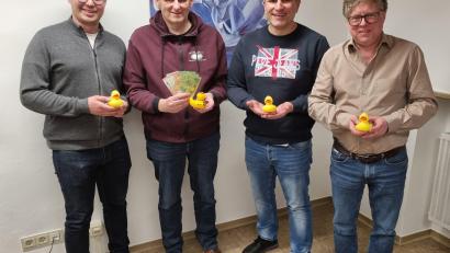 Bild: rn
Andreas Hermann, Marcus Gradl und Michael König (von links) überraschten Michael Sporrer mit einer Zuwendung für „Hilfe für Anja“ in Höhe von 930 Euro.