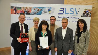 Bild: Andreas Allacher/BLSV Oberpfalz/exb
Angela Zimmerer (Dritte von links) aus dem Sportkreis Weiden/Neustadt (SpVgg Pirk) wurde vom BLSV für ihr ehrenamtliches Engagement ausgezeichnet. Sie ist seit 1977 bei der SpVgg.