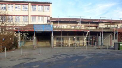 Bild: mad
Die Finanzierung der Sanierung der Dr.-von-Ringseis-Grundschule bereitet dem Marktrat von Schwarzhofen Sorgen. Unvorhergesehene Reparaturen treiben die Kosten in die Höhe.