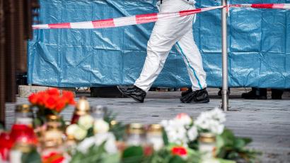 Archivbild: Daniel Vogl/dpa
Vergangenen März ermordete ein 18-Jähriger eine Blumenverkäuferin. Er wurde nun rechtskräftig verurteilt.