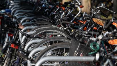 Symbolbild: Swen Pförtner/dpa
Im Juni 2022 hat eine "Phantomfirma" 800 Fahrräder im Wert von mehr als 1,6 Millionen Euro gestohlen. Opfer der Betrugsmasche war ein Oberpfälzer Fahrradhersteller.