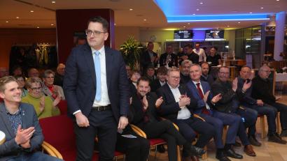 Bild: Wolfgang Steinbacher
Zu ihrem Neujahrsempfang hatte die CSU Amberg mit Christian Doleschal (stehend) einen Europaabgeordneten eingeladen.