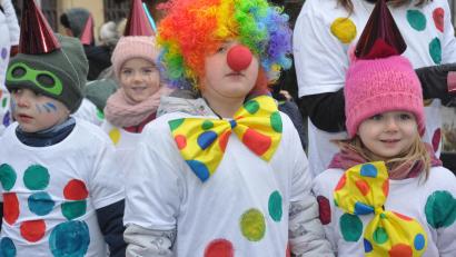 Bild: dob
Die Kinder der Katholischen Kindertagesstätte Don Bosco verbergen sich hinter lustigen Clownsmasken.