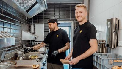 Bild: sfo
Patrick Sterl (rechts) hat im Frühjahr einen Burger-Laden in Mitterteich eröffnet. Zusammen mit Koch Kai Schöttler entwickelte er über mehrere Monate hinweg die Rezepturen für die Speisen.