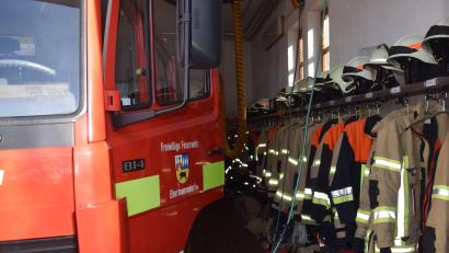 Bild: bö
Es besteht dringender Handlungsbedarf: Die beengten Platzverhältnisse im Feuerwehrhaus in Ebermannsdorf gefährden die Einsatzkräfte beim Ausrücken. Dies stellt Kreisbrandinspektor Christof Strobl fest, als er dem Gemeinderat die Sicherheitsstudie präsentiert.