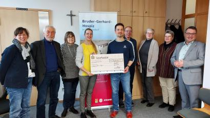 Bild: lg
Oberstudienrat Michael Teplitzky übergibt den Erlös des jüngsten Spendenlaufs in Höhe von 2500 Euro mit einem symbolischen Scheck an die Leiterin des Bruder-Gerhard-Hospizes in Schwandorf, Katharina Salbeck. Weitere Lehrkräfte und Vertreter der Hospizbewegung ziehen Bilanz.