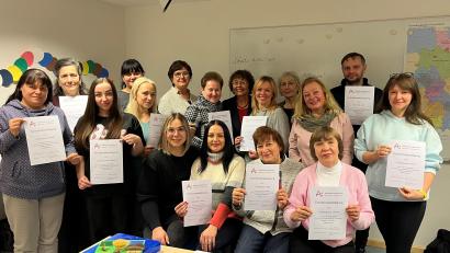 Bild: ak
19 Frauen und ein Mann aus der Ukraine haben sich in Speichersdorf zu Alltagsbegleitern ausbilden lassen. Zum Teil haben sie bereits einen festen Arbeitsplatz gefunden.