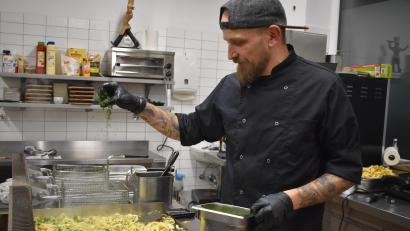 Bild: lue
Chefkoch Kai Schöttler identifiziert sich mit der bayerischen Küche. Ab Donnerstag, 8. Februar, serviert er den Gästen im neuen Restaurant "Zum Hirsch" im Wiesauer Sportzentrum gutbürgerliches Essen mit regionalem Charakter.