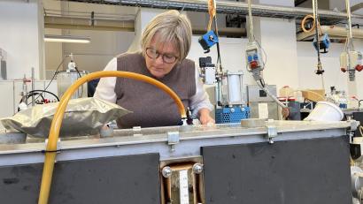 Bild: ihl
Herz von Schmack Biogas ist das Labor. Hier wird in Kleinfermentern Grundlagenarbeit geleistet. Doris Schmack schaut nach, ob sich die Bakterien der Miniatur-Biogasanlage wohl fühlen.
