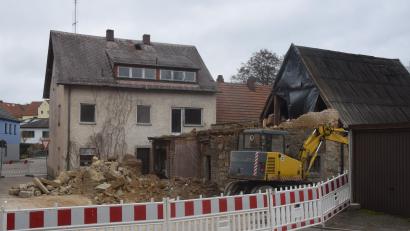 Bild: fz
Das leerstehende Anwesen Ecke Flossenbürger Straße/Am Schlossgarten wurde von der Marktgemeinde erworben. Der Abbruch des Nebengebäudes läuft zurzeit. Ziel der Gemeinde ist es, hier eine Verbreiterung der Straße und zusätzliche Parkmöglichkeiten zu schaffen. Ein Bürger plädierte stattdessen für Wohnraum.