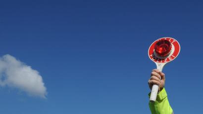 Symbolbild: Patrick Seeger/dpa 
Bei einer Rauferei in St. Anton hat ein unbekannter Angreifer einem Mann die Nasenspitze abgebissen.