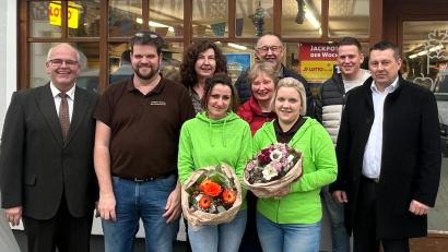 Bild: Marktgemeinde Bad Neualbenreuth/exb
Der Dorfladen in Bad Neualbenreuth erhielt nach zehn Wochen Betrieb nun den kirchlichen Segen. Bürgermeister Klaus Meyer (links) zog eine erste Bilanz.