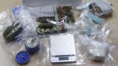 Bild: Kriminalpolizei Amberg/exb
Diese Drogen hat die Polizei bei der Durchsuchung der Wohnung des 23-jährigen mutmaßlichen Drogendealers in Amberg gefunden.