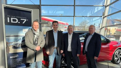Bild: fph
Geschäftsübergabe in Marktredwitz: Im Bild von links Filialleiter Matthias Ziegler, Unternehmer Michael Brucker mit Rainer und Heinz Ziegler.