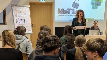 Bild: T1 Jugendmedienzentrum/exb
Zum "Safer Internet Day" wurden im Jugendmedienzentrum neue Tutoren geschult.
