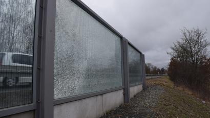 Bild: szl
Erst wenige Monate nach der finalen Fertigstellung der Lärmschutzwand an der B15 bei Tirschenreuth wurde das Bauwerk beschädigt. Ein Glaselement ist gesplittert.