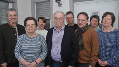 Bild: dob
Elfriede (Zweite von links) und Josef Bäumler (Vierter von links) fühlen sich im Kreise ihrer Kinder und Schwiegertochter Carmen (Dritte von links) so richtig wohl. Ohne sie wäre das Erinnerungsfoto am Jubiläum der Diamantenen Hochzeit undenkbar. Bürgermeister Andreas Wutzlhofer (links) und Dekan Alexander Hösl (Dritter von rechts) reihen sich ebenfalls in die Gratulantenschar ein.