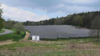 Symbolbild: fz
Solarmodule mit insgesamt neun Hektar sollen nach Fertigstellung in Eslarn einmal bis zu 2,3 Gigawatt Sonnenstrom liefern.