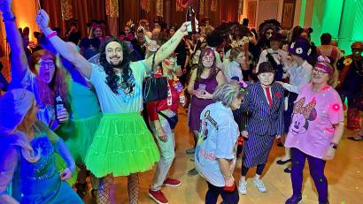 Bild: R. Kreuzer
Auf der Tanzfläche tummeln sich beim Faschingsball des Frauenbunds Rothenstadt viele Figuren aus der Disney-Welt.