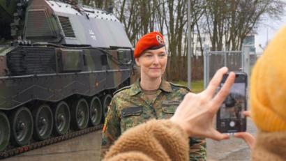 Bild: Julian Trager
Im Fokus der Aufmerksamkeit: Oberstleutnant Hekja Marlen Werner ist die erste Bataillonskommandeurin im deutschen Heer. Die 40-Jährige führt seit 5. Oktober das Panzerartilleriebataillon 375 in Weiden, das sie auch von Grund auf aufbaut.