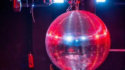 Symbolbild: Jens Büttner/dpa
Eine farbig beleuchtete Discokugel. Das Landratsamt Schwandorf hat einem Pfreimder Disco-Wirt die Konzession entzogen. Der macht aber weiter.